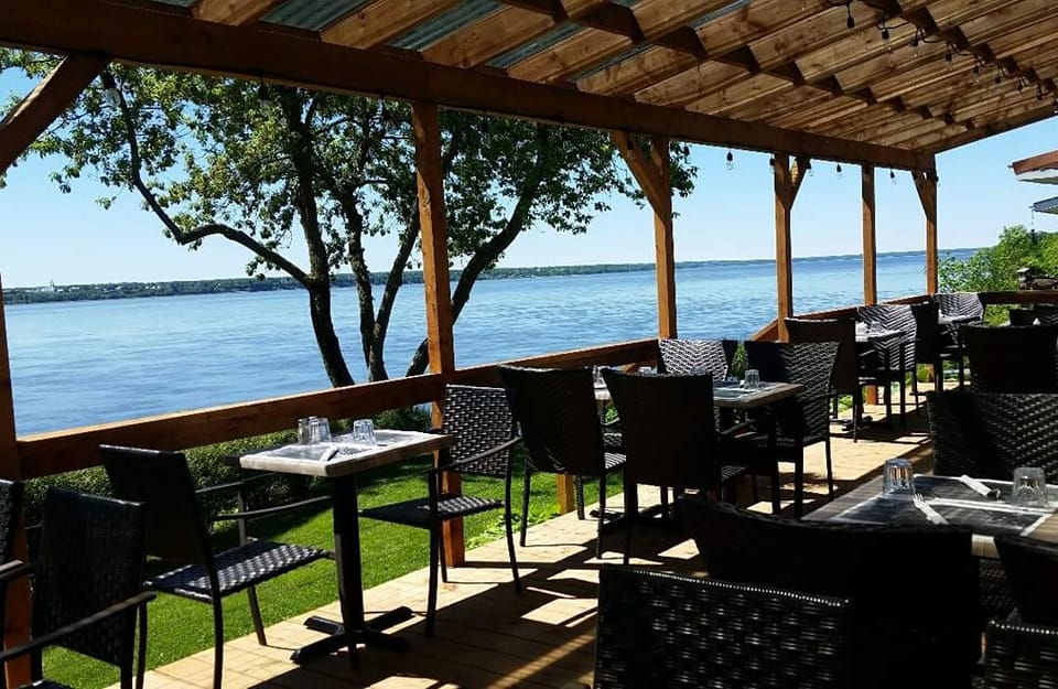 terrasse avec vue sur le fleuve